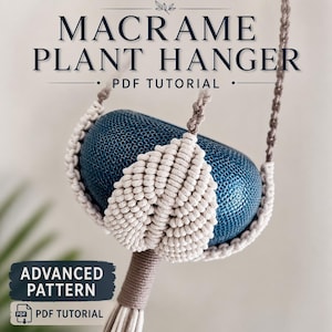 Puede incluir: Un colgador de plantas de macramé con una maceta de cerámica azul. El colgador de plantas está hecho de cuerda beige y marrón, con el texto "MACRAME PLANT HANGER PDF TUTORIAL" en la parte superior. Las palabras "ADVANCED PATTERN" están en la parte inferior.