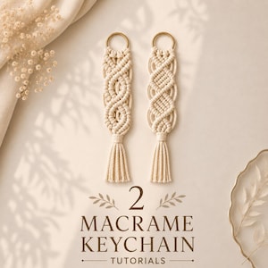 Puede incluir: Dos llaveros de macramé en color blanco roto con intrincados patrones de nudos y borlas, cada uno unido a un anillo de metal dorado. El texto 2 MACRAME KEYCHAIN TUTORIALS está impreso en marrón debajo de los llaveros sobre un fondo beige.
