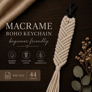 Pode incluir: Um porta-chaves em macramé com padrão de nós diagonais em cordão creme, preso a um mosquetão de metal preto. O texto diz MACRAME BOHO KEYCHAIN beginner friendly, com ícones de passos, fotos e a indicação PDF FILE 44 PAGES.