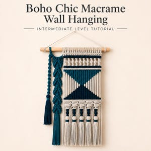 Może przedstawiać: Makramowa dekoracja ścienna z kremowego i ciemnoturkusowego sznurka zawiązanego na drewnianym drążku. Tekst głosi Boho Chic Macrame Wall Hanging INTERMEDIATE LEVEL TUTORIAL. Wzór zawiera geometryczne kształty oraz długie frędzle.