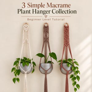 Peut inclure: Trois suspensions pour plantes en macramé crème, marron et terre cuite, chacune tenant un pot gris avec une plante verte. Le texte indique 3 Simple Macrame Plant Hanger Collection et Beginner Level Tutorial. Anneaux en bois au sommet.