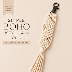 Puede incluir: Un llavero de macramé con cordón color hueso anudado en un patrón repetitivo, unido a un mosquetón giratorio de metal negro. El texto dice: Beginner Level Tutorial, SIMPLE BOHO KEYCHAIN No. 4, MACRAMÉ PATTERN.