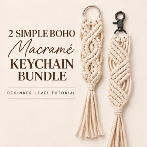 Könnte beinhalten: Zwei cremefarbene Makramee-Schlüsselanhänger mit komplexen Knotenmustern und langen Quasten. Einer hat einen silberfarbenen Metallring, der andere einen schwarzen Karabinerhaken. Der Text lautet: 2 SIMPLE BOHO Macramé KEYCHAIN BUNDLE BEGINNER LEVEL TUTORIAL.