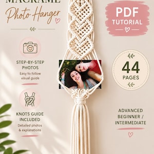 Può includere: Un portafoto in macramè color crema con un anello di legno e un nappa decorativa. Il design include un motivo a diamante e contiene una foto di due persone. Il testo sull'immagine include "Macramé Photo Hanger", "PDF Tutorial" e "44 Pages".