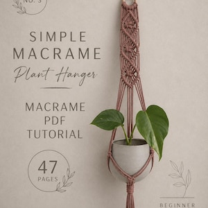 Puede incluir: Un colgador de plantas de macramé color rosa polvoriento con un anillo de madera en la parte superior y un diseño anudado que sostiene una maceta de cerámica gris con una planta verde. Texto: NO. 3 SIMPLE MACRAME Plant Hanger MACRAME PDF TUTORIAL 47 PAGES BEGINNER FRIENDLY.