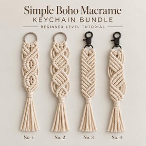Può includere: Quattro portachiavi in macramè color bianco sporco con nappe, etichettati da No. 1 a No. 4. Il testo recita Simple Boho Macrame KEYCHAIN BUNDLE BEGINNER LEVEL TUTORIAL. Due portachiavi hanno anelli argentati e due hanno moschettoni neri.