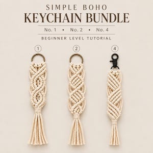 Puede incluir: Tres llaveros de macramé color hueso con borlas, etiquetados como n.º 1, n.º 2 y n.º 4. El texto dice SIMPLE BOHO KEYCHAIN BUNDLE, No. 1 • No. 2 • No. 4, BEGINNER LEVEL TUTORIAL. Dos llaveros tienen anillas de bronce y uno tiene un cierre negro.