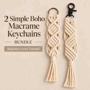 Könnte beinhalten: Zwei cremefarbene Makramee-Schlüsselanhänger mit komplexen Knotenmustern und Quasten. Einer hat einen Messingring, der andere einen schwarzen Karabinerhaken. Text: 2 Simple Boho Macrame Keychains BUNDLE Beginner Level Tutorial.