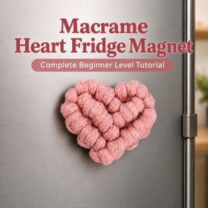 Könnte beinhalten: Ein rosafarbener Makramee-Herz-Kühlschrankmagnet mit einem strukturierten, geknoteten Kordeldesign. Der Text über dem Herz lautet Macrame Heart Fridge Magnet und Complete Beginner Level Tutorial in dunkelroter Schrift auf einer Metalloberfläche.
