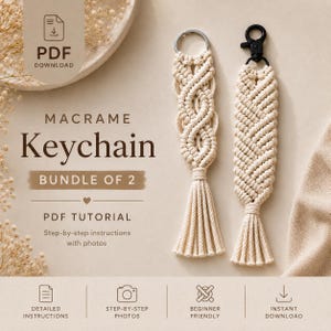 Puede incluir: Un tutorial en PDF para un paquete de 2 llaveros de macramé, con instrucciones paso a paso y fotos. La imagen muestra dos llaveros de macramé de color blanco roto con borlas, uno con una anilla plateada y otro con un mosquetón negro.
