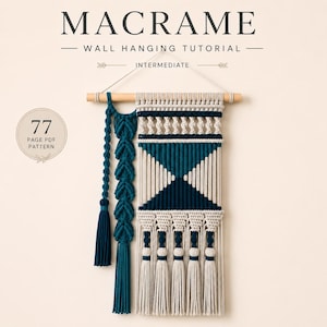 Può includere: Un tutorial per arazzo in macramè con il testo MACRAME WALL HANGING TUTORIAL INTERMEDIATE e 77 PAGE PDF PATTERN. L'arazzo presenta corda color crema e verde ottanio annodata in motivi geometrici su un bastone di legno con lunghe nappe.