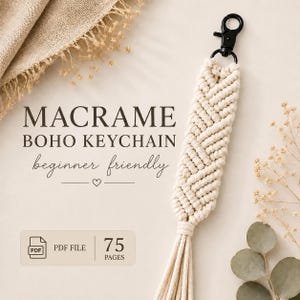 Könnte beinhalten: Ein Makramee-Schlüsselanhänger aus cremefarbener Kordel im Fischgrätenmuster, befestigt an einem schwarzen Metall-Karabinerhaken. Der Text lautet MACRAME BOHO KEYCHAIN beginner friendly, inklusive eines PDF FILE 75 PAGES Symbols.