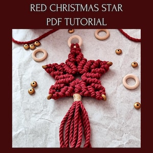Può includere: Stella natalizia rossa in macramè fatta a mano con nappa, anello di legno e dettagli dorati. La stella è circondata da anelli di legno e perline dorate. Il testo sull'immagine recita "RED CHRISTMAS STAR PDF TUTORIAL."