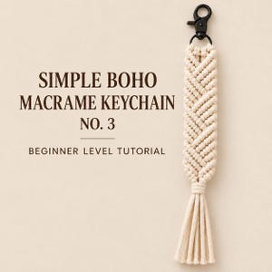 Könnte beinhalten: Ein cremefarbener Makramee-Schlüsselanhänger mit diagonalem Knotenmuster und einer Quaste, befestigt an einem schwarzen Metallkarabiner. Der Text lautet: SIMPLE BOHO MACRAME KEYCHAIN NO. 3 BEGINNER LEVEL TUTORIAL. Das Design besteht aus Kordel.