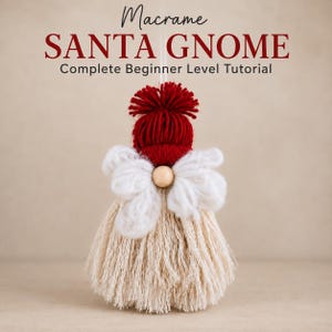 Puede incluir: Un adorno de gnomo de Santa en macramé con un gorro de lana roja con pompón, una nariz de cuenta de madera natural, barba de lana blanca y cuerpo de cuerda beige. El texto dice Macrame SANTA GNOME Complete Beginner Level Tutorial.
