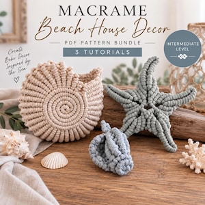 Puede incluir: Un paquete de patrones PDF Macrame Beach House Decor con tres tutoriales. La imagen muestra una cesta de macramé beige con forma de concha, una estrella de mar de macramé gris y una pequeña concha de macramé gris, junto a conchas y coral natural.