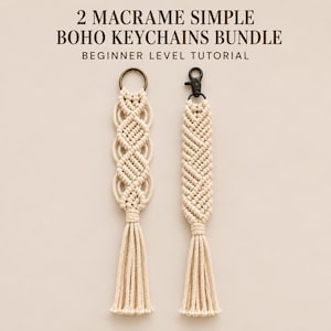 Puede incluir: Dos llaveros de macramé color hueso con borlas. El llavero izquierdo presenta un patrón de nudos en forma de diamante con una argolla de bronce. El derecho tiene un patrón de nudos diagonales con un mosquetón negro. Texto: 2 MACRAME SIMPLE BOHO KEYCHAINS BUNDLE BEGINNER LEVEL TUTORIAL.