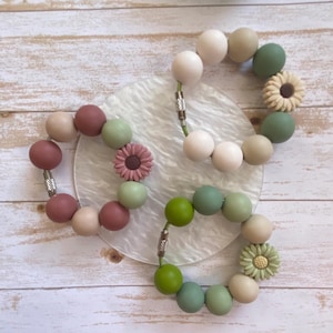 Beaded cup/tumbler charms with green, cream and mauve silicone beads and flower/daisy focal bead, Bogg bag charms, beaded luggage tags