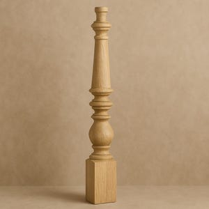 Puede incluir: Una pata de mesa de madera con un diseño torneado y una base cuadrada. La pata es de madera marrón claro y tiene un acabado liso.