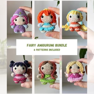 Pode incluir: Seis pequenas bonecas de crochê em um pacote de amigurumi de fadas com 6 padrões incluídos. Cada boneca apresenta uma cor de cabelo, roupa e expressão únicas com olhos de contas pretas e bochechas rosadas, mostrando um trabalho de fio detalhado.