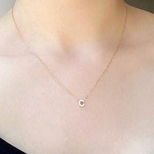Collar con letra inicial resistente al agua y a la lluvia, de acero inoxidable de 14 k en oro o plata minimalista.