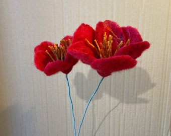 Gevilte klaproosbloem, handvilte bloem, rode klaproos, kleurrijke klaproosbloem