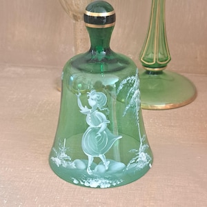 Dzwonek ze szkła antycznego | Mary Gregory Green z dziewczynką z emalii