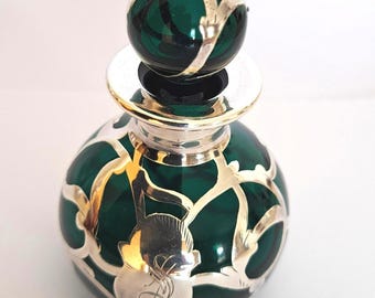 Frasco de perfume vintage: Recubrimiento de plata sobre vidrio verde, década de 1900