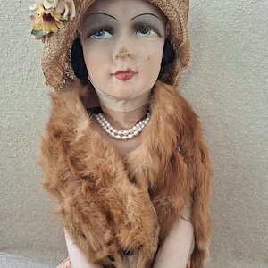 アンティークのフランス製ブドワールドール：1920年代のフラッパー風アールデコ調、麦わら帽子、毛皮のストール、真珠付き