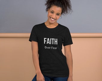 Christliches T-Shirt 'Faith Over Fear' - vorgeschrumpfter Stoff, motivierendes Casual T-Shirt, einzigartige christliche Geschenkidee