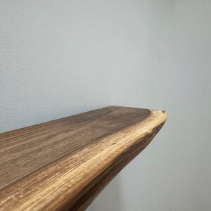Holz Wandregal perfekt für Pflanzgefäße oder Bücher, modernes Holzregaldesign für gemütliche und stilvolle Wohnräume
