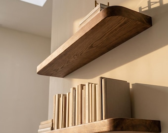 Massief houten zwevende boekenplank | Elegante wandplank met gebogen rand | Premium moderne boekendisplay