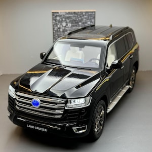 Modellino Toyota Land Cruiser LC300 – Scala 1:18 – Colore Nero – SUV In Metallo