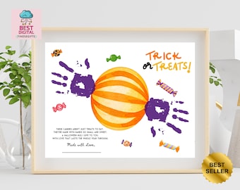 Puede incluir: Una impresión enmarcada con temática de Halloween. La obra presenta un gran caramelo naranja y amarillo con huellas de manos moradas a ambos lados. El texto "Trick or Treats!" está escrito encima del caramelo. Pequeñas ilustraciones de caramelos están dispersas. El texto dice: "Estos caramelos no son solo para comer..."