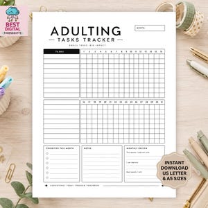 Puede incluir: Un rastreador de tareas para adultos en papel blanco con texto y líneas de cuadrícula en negro. El encabezado dice ADULTING TASKS TRACKER, SMALL TASKS, BIG IMPACT. Incluye secciones para tareas, una cuadrícula de 31 días, prioridades, notas y una revisión mensual. El texto inferior dice CONSISTENCY TODAY, FREEDOM TOMORROW.