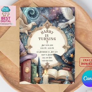 Puede incluir: Una invitación a una fiesta de cumpleaños con temática de Harry Potter con un fondo azul, morado y blanco. La invitación presenta un búho blanco, un sombrero de mago y una pila de libros. El texto de la invitación dice "Harry cumple 7 años".