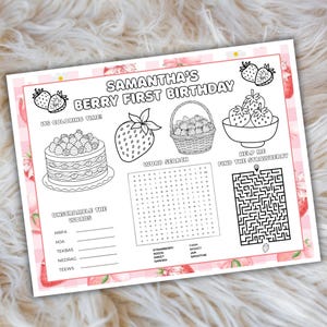 Puede incluir: Una hoja de actividades rosa y blanca para una fiesta de primer cumpleaños. La hoja presenta ilustraciones con temática de fresas, incluyendo una tarta, fresas en un cuenco y una cesta de fresas. Incluye una búsqueda de palabras, un laberinto y actividades para colorear.