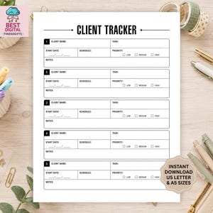 Op de afbeelding: Een wit vel papier met de titel CLIENT TRACKER met vijf genummerde secties voor klantnaam, taak, startdatum, planning en prioriteitsvakjes voor laag, gemiddeld en hoog. Een beige badge vermeldt INSTANT DOWNLOAD US LETTER AND A5 SIZES.