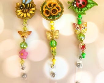 Handgemaakte zomerse badgehaspel, ontwerpen bij zonnebloem, lieveheersbeestje, intrekbare ID-houder