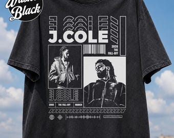 Pode incluir: Uma t-shirt preta lavada com uma estampa gráfica branca de J. Cole. O design inclui dois retratos do artista, o texto J. COLE, 2026 THE FALL-OFF, um código de barras e vários padrões de linhas geométricas e símbolos.