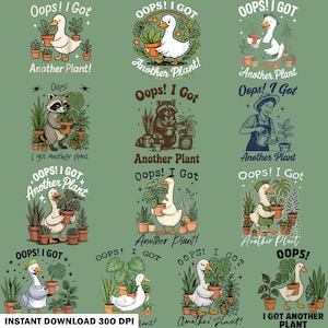 Op de afbeelding: Een verzameling digitale kunstprints met cartoon dieren en planten. De ontwerpen bevatten een gans, een wasbeer en een persoon die aan het tuinieren is, elk met potplanten. Tekst bevat "Oops! I Got Another Plant!" en "I got another plant!"