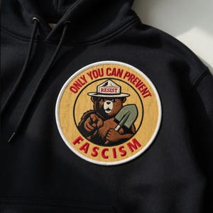 Parche bordado "Solo tú puedes prevenir el fascismo", parche de oso del Parque Nacional, parche anti-Trump, parche político liberal progresista.