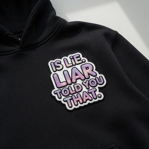 「嘘つきがそう言った」刺繍パッチ、激しいライバル関係パッチ、面白い引用パッチ、ミームユーモアパッチ