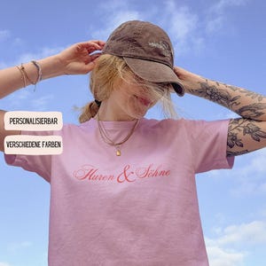 Huren und Söhne Baby Tee - Y2K Crop Shirt - Lustiges Statement Top - Ironie und Humor - Streetwear Look - Geschenk für Fashion Lovers