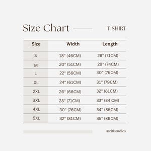 Op de afbeelding: Een maattabel voor T-shirts, met afmetingen in inches en centimeters. Maten vari&euml;ren van S tot 5XL, met details over breedte en lengte. Maat S is 18" (46CM) breed en 28" (71CM) lang.