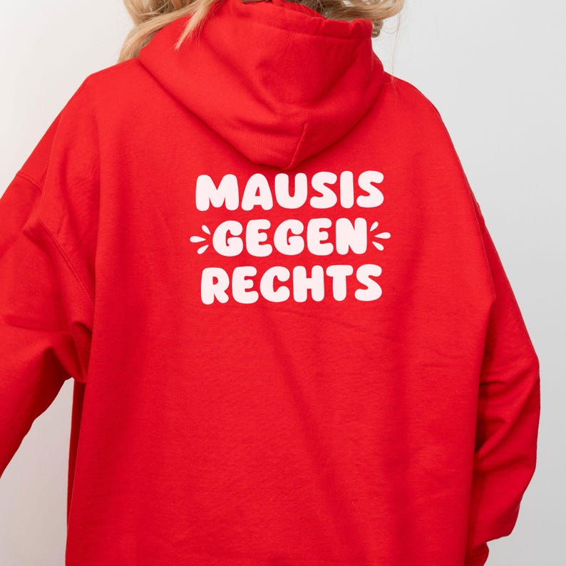 May include: Red hooded sweatshirt with the text "MAUSIS GEGEN RECHTS" in white.
