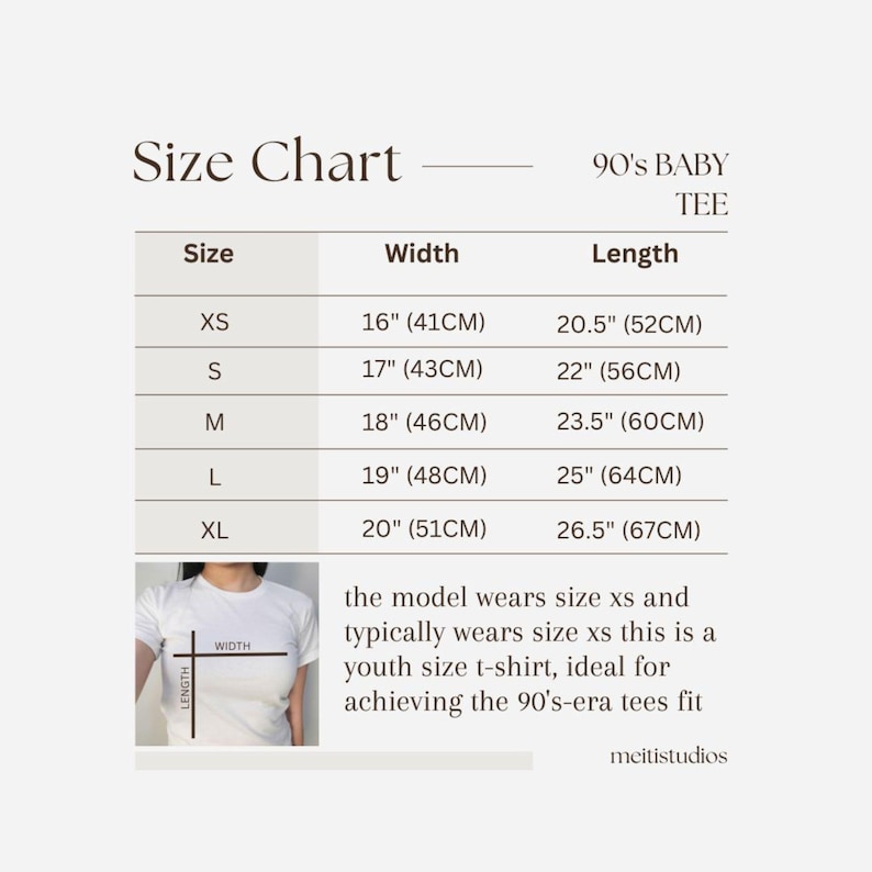Puede incluir: Tabla de tallas para una camiseta de beb&eacute; de los 90, que muestra las medidas en pulgadas y cent&iacute;metros para las tallas XS, S, M, L y XL. La tabla muestra el ancho y la longitud de cada talla. La modelo lleva la talla XS.