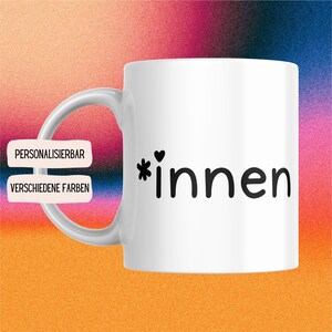 Könnte beinhalten: Weiße Keramiktasse mit einem schwarzen Design, auf dem "*innen" mit zwei kleinen Herzen über dem Wort steht. Die Tasse ist personalisierbar und in verschiedenen Farben erhältlich.