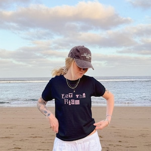 Eat the Rich Baby Tee – Y2K Statement Shirt! Anti-Kapitalismus Mode, Fair & Sustainable, Protest Streetwear für Rebellinnen Feminismus Shirt Bild 6