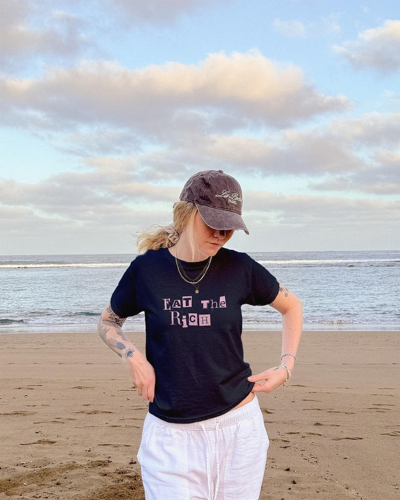 Eat the Rich Baby Tee – Y2K Statement Shirt! Anti-Kapitalismus Mode, Fair & Sustainable, Protest Streetwear für Rebellinnen Feminismus Shirt Bild 6